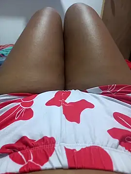 Snapshot of annie-19 chatting on 11/13/25, 04:00 annie-19 online show from 11/13/25, 04:00