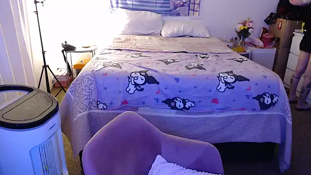 Snapshot of latinpetit chatting on 11/13/25, 02:43 latinpetit online show from 11/13/25, 02:43