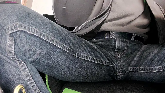 Snapshot of GuidedShipyard chatting on 12/16/24, 02:16 GuidedShipyard online show from 12/16/24, 02:16