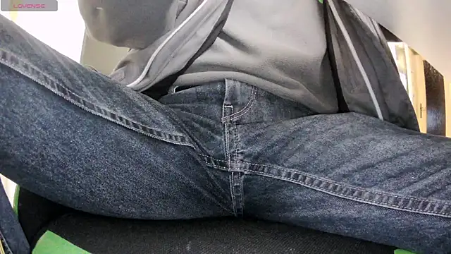 Snapshot of GuidedShipyard chatting on 12/17/24, 03:06 GuidedShipyard online show from 12/17/24, 03:06