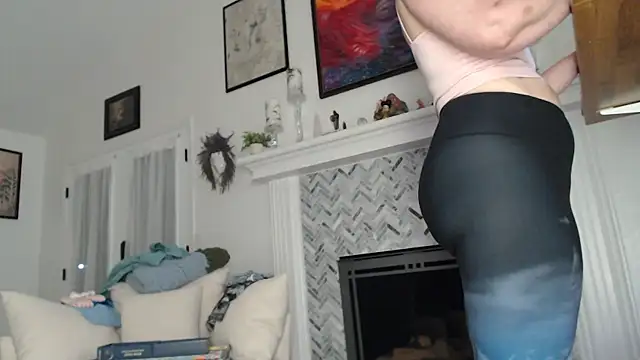 Snapshot of AuroraWillows chatting on 10/21/25, 11:00 AuroraWillows online show from 10/21/25, 11:00