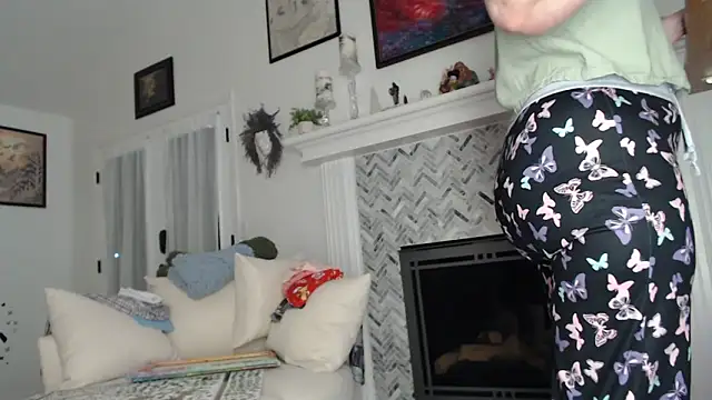 Snapshot of AuroraWillows chatting on 10/26/25, 12:11 AuroraWillows online show from 10/26/25, 12:11