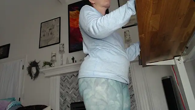 Snapshot of AuroraWillows chatting on 12/15/25, 12:20 AuroraWillows online show from 12/15/25, 12:20