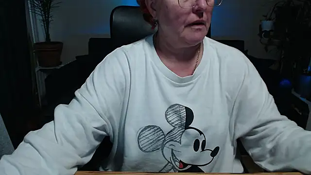 Snapshot of JoannaAndNeighbour chatting on 10/18/25, 10:16 JoannaAndNeighbour online show from 10/18/25, 10:16