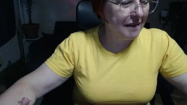 Snapshot of JoannaAndNeighbour chatting on 10/21/25, 02:51 JoannaAndNeighbour online show from 10/21/25, 02:51
