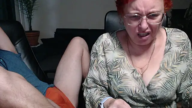 Snapshot of JoannaAndNeighbour chatting on 10/26/25, 07:58 JoannaAndNeighbour online show from 10/26/25, 07:58