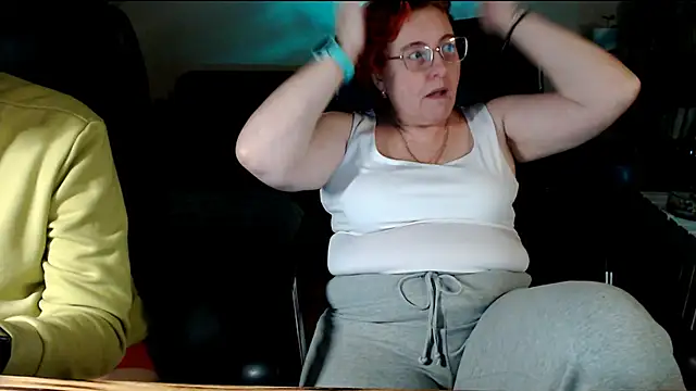 Snapshot of JoannaAndNeighbour chatting on 12/03/25, 04:05 JoannaAndNeighbour online show from 12/03/25, 04:05