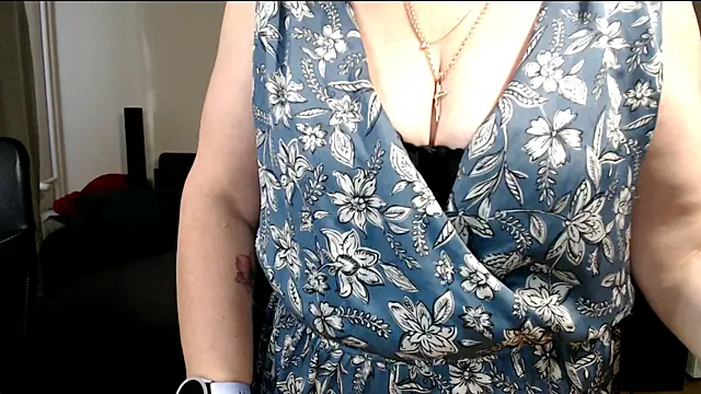 Snapshot of JoannaAndNeighbour chatting on 03/02/26, 07:15 JoannaAndNeighbour online show from 03/02/26, 07:15