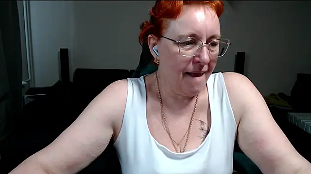 Snapshot of JoannaAndNeighbour chatting on 03/13/26, 09:05 JoannaAndNeighbour online show from 03/13/26, 09:05