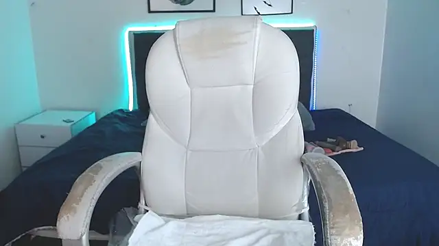 Snapshot of selena_yourmilf chatting on 11/26/25, 05:47 selena yourmilf online show from 11/26/25, 05:47