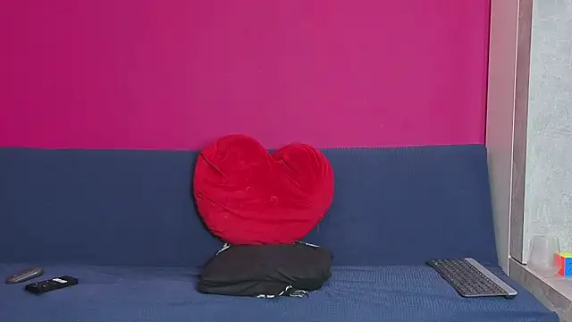 Young Strawberryy online show from 06/11/26, 06:55
