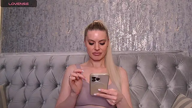 Snapshot of BlondieStar chatting on 12/09/24, 01:45 BlondieStar online show from 12/09/24, 01:45