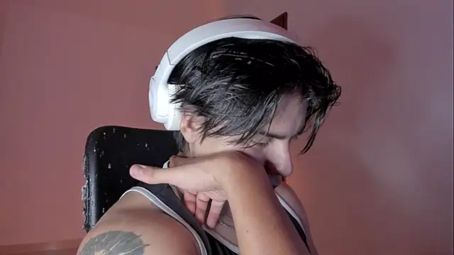 Snapshot of Giordano_Russo chatting on 11/17/25, 10:26 Giordano Russo online show from 11/17/25, 10:26