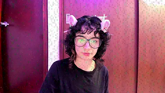 Snapshot of _Lunnaa_ chatting on 11/07/25, 12:32 Lunnaa online show from 11/07/25, 12:32