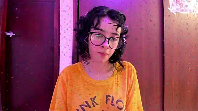 Snapshot of _Lunnaa_ chatting on 11/07/25, 11:38 Lunnaa online show from 11/07/25, 11:38