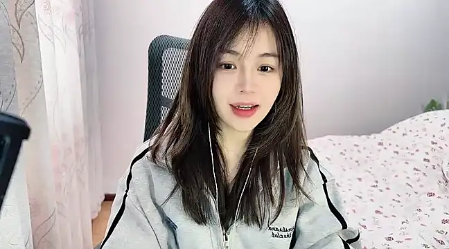 Snapshot of Butterfly--- chatting on 12/08/24, 05:39 Butterfly--- online show from 12/08/24, 05:39