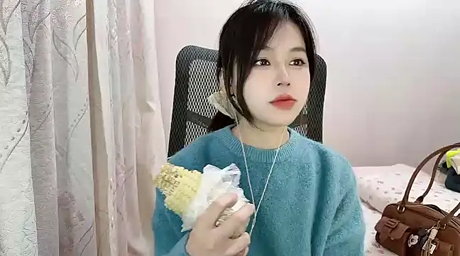 Snapshot of Butterfly--- chatting on 12/14/24, 11:39 Butterfly--- online show from 12/14/24, 11:39