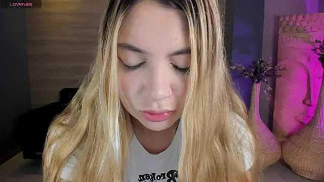 NiaHolland online show from 05/04/26, 05:20