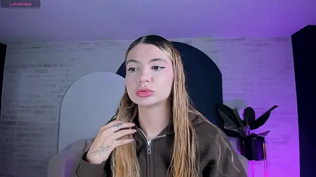 NiaHolland online show from 05/10/26, 11:43