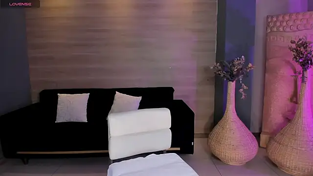 NiaHolland online show from 05/11/26, 06:49
