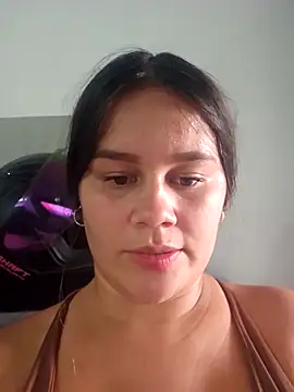 Snapshot of sweet_lucia chatting on 02/16/26, 10:06 sweet lucia online show from 02/16/26, 10:06