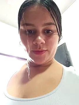 Snapshot of sweet_lucia chatting on 02/20/26, 04:40 sweet lucia online show from 02/20/26, 04:40