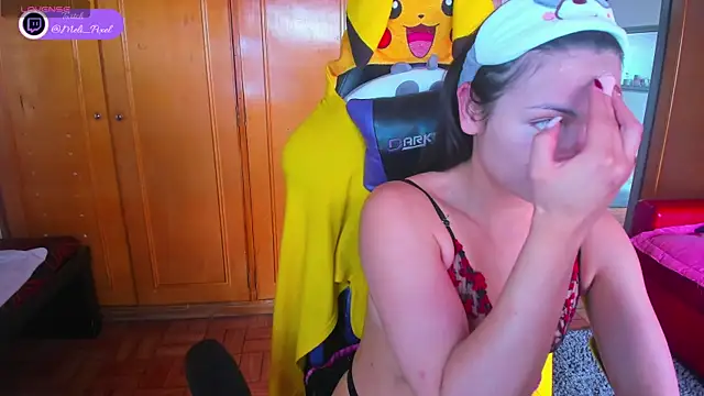 Snapshot of Meli_Pixel chatting on 10/15/25, 05:35 Meli Pixel online show from 10/15/25, 05:35