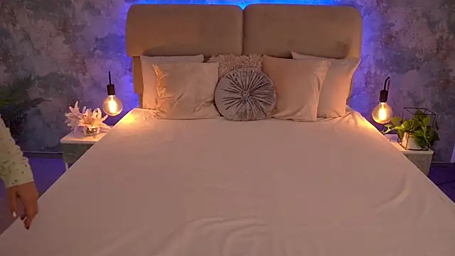 Snapshot of MirandaHobbs chatting on 11/10/25, 08:46 MirandaHobbs online show from 11/10/25, 08:46