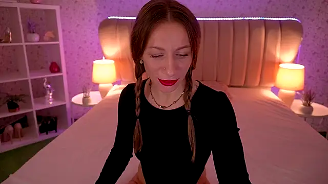 Snapshot of MirandaHobbs chatting on 11/30/25, 07:56 MirandaHobbs online show from 11/30/25, 07:56