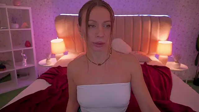 Snapshot of MirandaHobbs chatting on 12/03/25, 08:12 MirandaHobbs online show from 12/03/25, 08:12