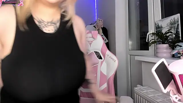 Snapshot of B_Ratz chatting on 09/28/25, 09:42 B Ratz online show from 09/28/25, 09:42