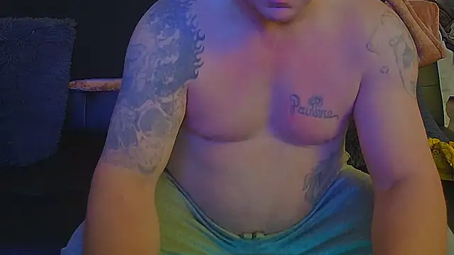 Snapshot of AwesomePapaya chatting on 12/16/25, 11:43 AwesomePapaya online show from 12/16/25, 11:43