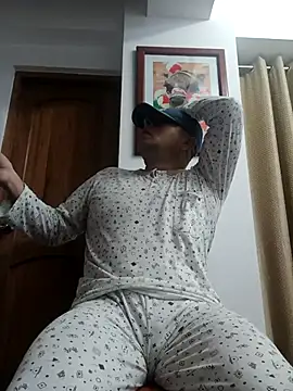 chicoguapo8 online show from 10/02/25, 09:49