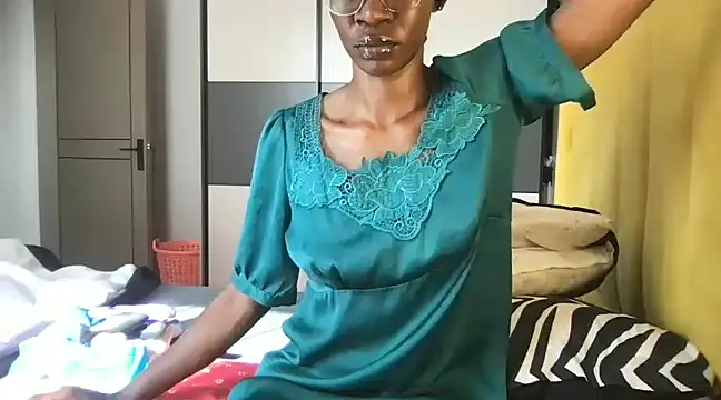 Snapshot of choco_petite chatting on 03/16/25, 06:20 choco petite online show from 03/16/25, 06:20