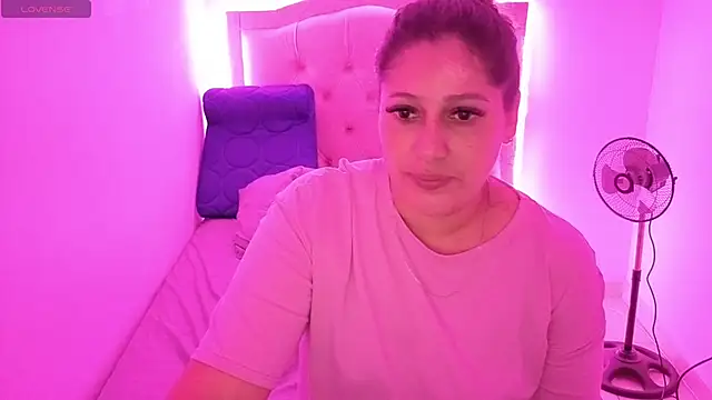 Nazlyy30 online show from 10/03/25, 03:58