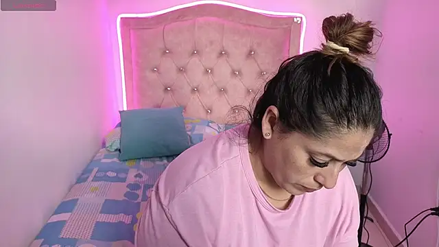 Nazlyy30 online show from 10/26/25, 09:31