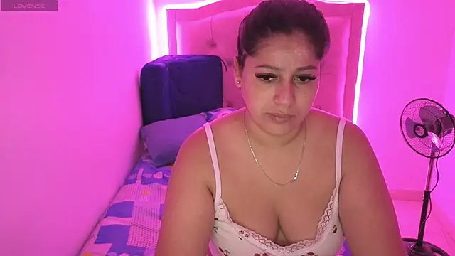 Nazlyy30 online show from 10/30/25, 08:05