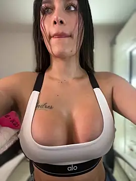 Snapshot of Emmily_19 chatting on 11/11/25, 11:05 Emmily 19 online show from 11/11/25, 11:05