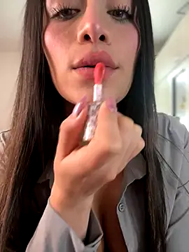 Snapshot of Emmily_19 chatting on 11/18/25, 10:03 Emmily 19 online show from 11/18/25, 10:03