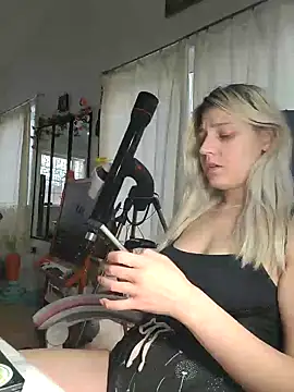 Snapshot of ScarletCallings420 chatting on 02/21/25, 06:15 ScarletCallings420 online show from 02/21/25, 06:15