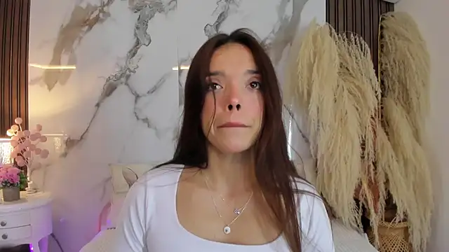 Snapshot of hannahill69 chatting on 11/08/25, 04:45 hannahill69 online show from 11/08/25, 04:45