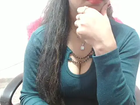 LovingPihu online show from 02/06/25, 11:43