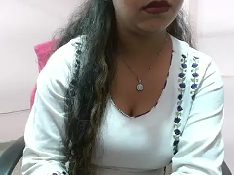 LovingPihu online show from 03/04/25, 05:42