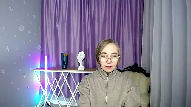 Snapshot of queen_a_n_i chatting on 11/07/25, 11:21 queen a n i online show from 11/07/25, 11:21