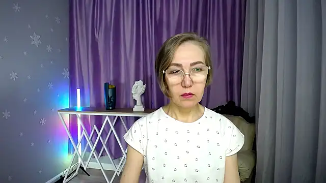 Snapshot of queen_a_n_i chatting on 11/13/25, 08:57 queen a n i online show from 11/13/25, 08:57