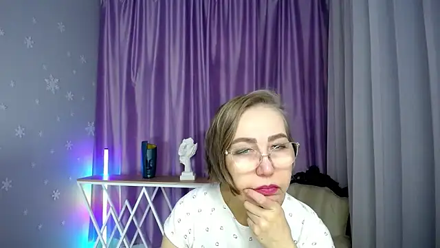 Snapshot of queen_a_n_i chatting on 11/14/25, 10:03 queen a n i online show from 11/14/25, 10:03