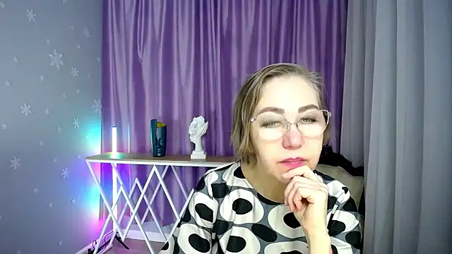 Snapshot of queen_a_n_i chatting on 11/15/25, 11:40 queen a n i online show from 11/15/25, 11:40