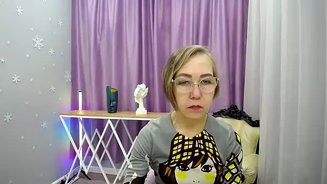 Snapshot of queen_a_n_i chatting on 11/17/25, 12:00 queen a n i online show from 11/17/25, 12:00