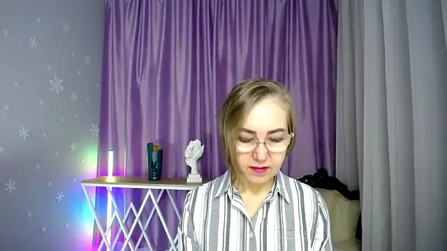 Snapshot of queen_a_n_i chatting on 11/20/25, 08:14 queen a n i online show from 11/20/25, 08:14