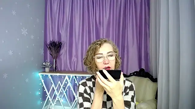 queen a n i online show from 06/01/26, 08:27